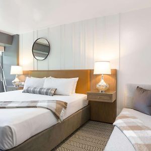 Zimmer mit Kingsize-Bett